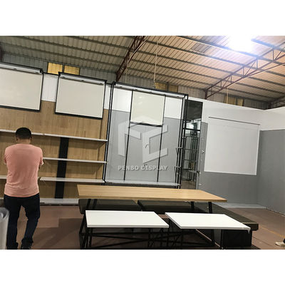 A roupa da cor do ouro indica o material de aço inoxidável da madeira compensada da mobília da loja