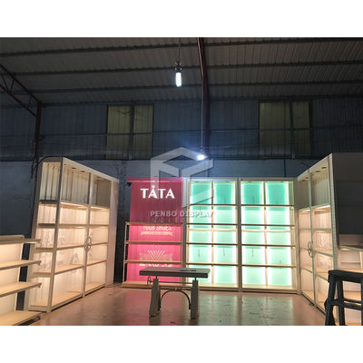 As cremalheiras de exposição modernas da sapata galvanizam os encaixes interiores da sapataria do projeto da disposição